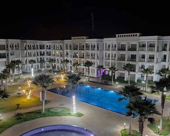 Costa Beach Lux Family Apartment With Pools - Bouznika - Building