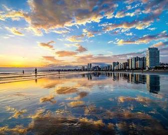 Cantinho do Churrasco - Varanda Gourmet a 60 mts praia - Praia Grande - Vista externa