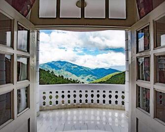Tehri Club and Resorts - Chamba - Balcón