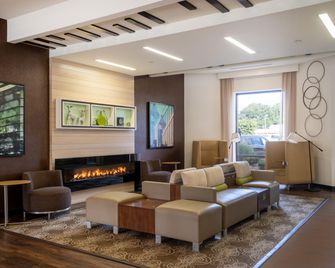 Holiday Inn Greensboro Coliseum By IHG - Greensboro - Salónek