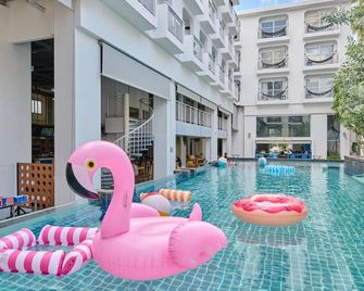 Lub d Phuket Patong - Bãi biển Patong - Bể bơi