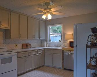 Charming 2-Bed Bluebonnet Bungalow in Historic Waxahachie - Waxahachie - Kitchen