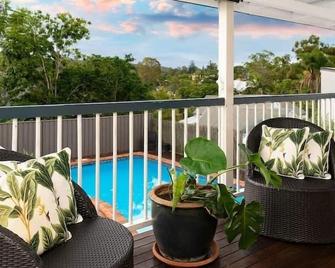 The Indooroopilly Queenslander - 4 Bedroom Family Home - Private Pool - Wifi - Netflix - Brisbane - Balcony
