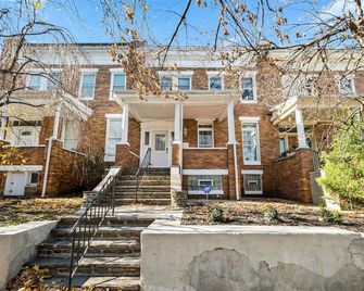 Elegant Reservoir Hill home with parking sleeps 8 - Baltimore - Building