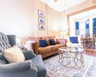 Downtown Historic Bluff Home In Dubuque - Dubuque - Living room