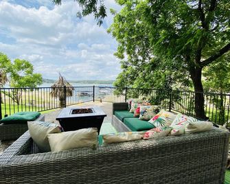 2 Family Waterfront ! Excellent Location-Close To Grocery/Restaurants - Lakeway - Balcony
