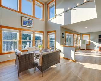 Stunning Mount Vernon Home w/ Big Lake Views! - Mount Vernon - Eetruimte