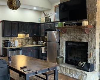 Heartland Cabin Retreat~ King Bed ~ Room to Roam - Topeka - Kitchen