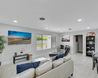 Spacious 2bd 2bath Private Yard, Free Pa - Delray Beach - Living room