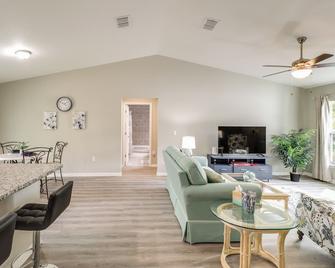 3 Mi to Rainbow Springs Home with Yard in Dunnellon - Dunnellon - Living room