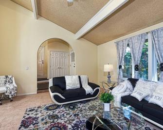 Bv1-Castle Villa-Convenient N Comfortable! - Bellevue - Living room