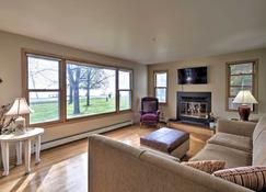 Charming Neenah House with Porch on Lake Winnebago! - Neenah - Living room