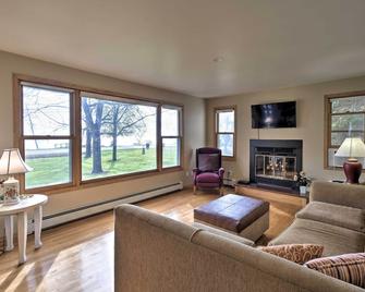 Charming Neenah House with Porch on Lake Winnebago! - Neenah - Living room