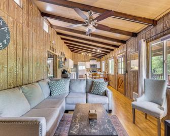Payson Home Near Downtown with Grill! - Payson - Вітальня