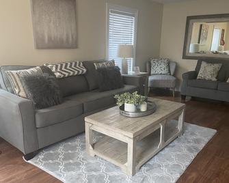 Clean 2 Bdr House - Libertyville - Living room