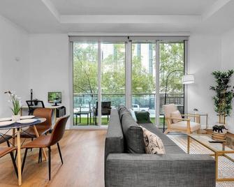 1br Near Bok Center-Gym, Lounge, Balcony, Pets Ok - Tulsa - Ruang tamu