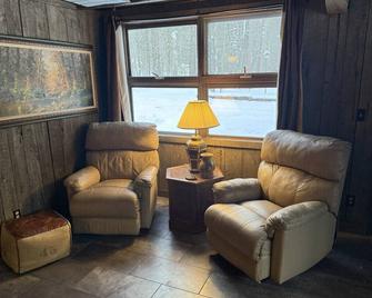 Fully Renovated 2 Bedroom Cottage Next to Camp Luther. - Three Lakes - Living room