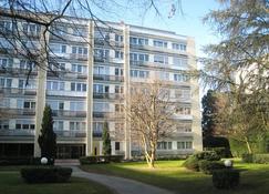 Studio flat in a peaceful area with free car park and public transportation - Genève - Bygning