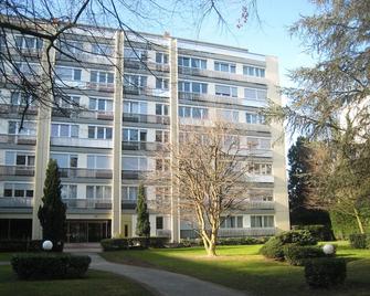 Studio flat in a peaceful area with free car park and public transportation - Geneva - Building