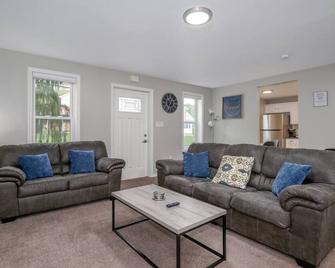 NEW! Clean & Remodeled Home in Cuyahoga Falls! Right by the National Parks! - Cuyahoga Falls - Living room