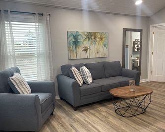 Cozy cottage in Grand Isle, LA Perfect location, and close to the beach. - Grand Isle - Sala de estar