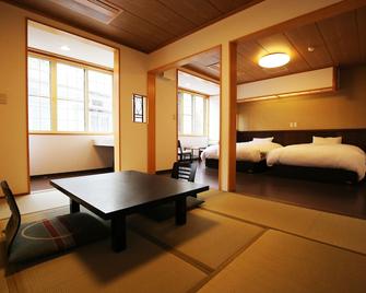Nakajimaya Ryokan - Nozawa Onsen - Bedroom