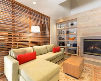 Holiday Inn Express & Suites Marquette By IHG - Marquette - Oturma odası