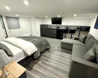 Hornby Hub and Jacuzzi Suites - Blackpool - Bedroom