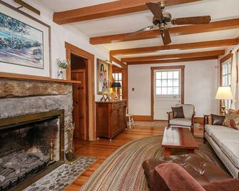 Circa 1907 Updated Home; 1/4 mile inside Montreat Gate. - Black Mountain - Wohnzimmer