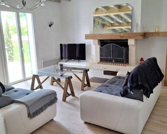 Beautiful, peaceful family home set in 4300 m2 of parkland - Breuillet - Salon