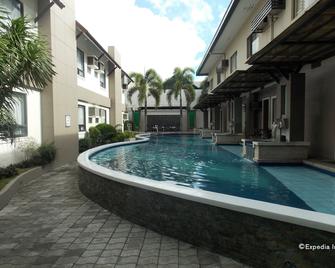 Circle Inn Hotel and Suites Bacolod - Bacolod - Svømmebasseng