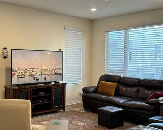 3 Bedroom Townhome with Large Living Area - Downey - Living room