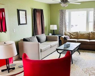 Munising Motel - Munising - Living room