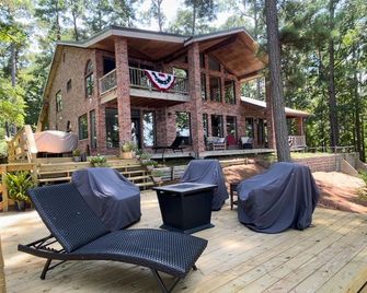 Eagles Point! Incredible Private Waterfront 3.5 acres. Long range water views! - Huntington - Patio