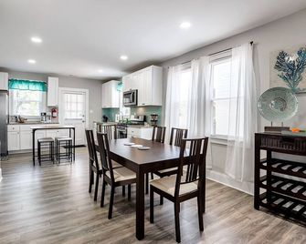 5br Beach Getaway / Sleeps 10 / Pet Friendly - נורפולק - חדר אוכל