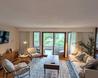 Newly Renovated Shuswap Lake Cabin Multi-Family Retreat Sleeps 12 - Blind Bay - Living room