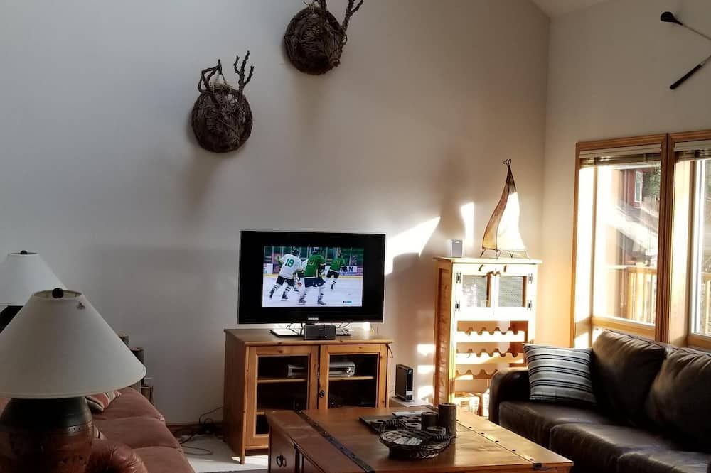 5BR Retreat, Views, Pool Table, 2 Decks, 4 Bath, Cathedral Ceilings, Dble garage - Fairmont Hot Springs - Soggiorno