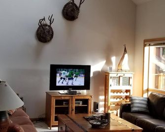 5BR Retreat, Views, Pool Table, 2 Decks, 4 Bath, Cathedral Ceilings, Dble garage - Fairmont Hot Springs - Living room