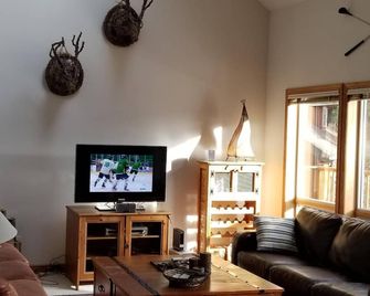 5BR Retreat, Views, Pool Table, 2 Decks, 4 Bath, Cathedral Ceilings, Dble garage - Fairmont Hot Springs - Soggiorno