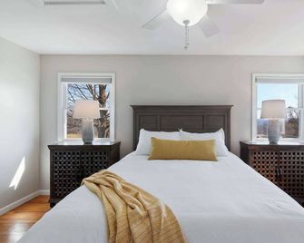 High-End Finger Lakes Escape - Expansive Game Room, Cozy Firepit, & Scenic Views - Penn Yan