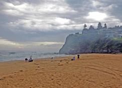 Jacaranda House where beach meets rainforest - Austinmer - Strand