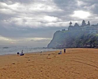 Jacaranda House where beach meets rainforest - Austinmer - Beach