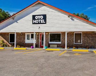 3 Queen Rooms with Private Bath Ideal for Quick Road Trips Through Ridgeland - Ridgeland - Gebouw