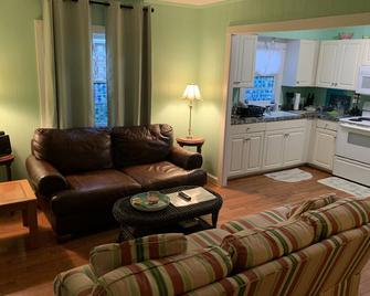 Queen Anne's Revenge at the Beach cottage - Kitty Hawk - Living room