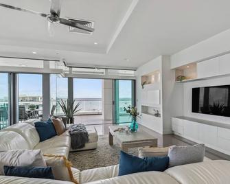 Premier Penthouse Serene Harbour Views Bbq & Pool - Darwin - Living room