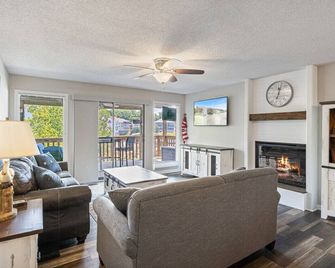 Sunset Spectacular, Waterfront Pool - Four Seasons - Living room