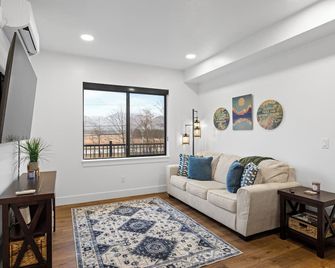 Brand New! 2 Bed condo with AC, 5 mins Juneau Airport - Juneau - Living room