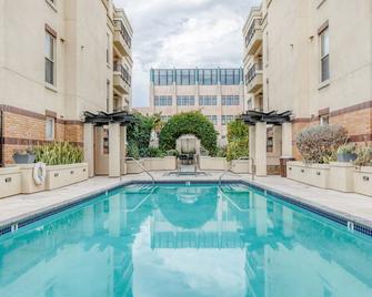 Elegant Pasadena 1BR w/ Gym & Pool, nr Colorado Ave, by Blueground - Los Angeles - Pool