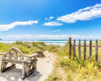 Charming Dog Friendly Room with Kitchenette Walk to Downtown and the Beach - Rockaway Beach - Beach