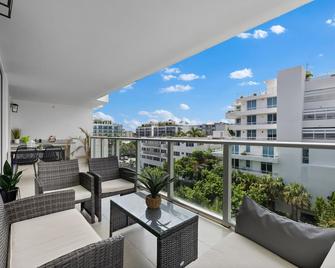 Luxury Condo with Rooftop Pool - 5-Min to Beach - Miami Beach - Balcón